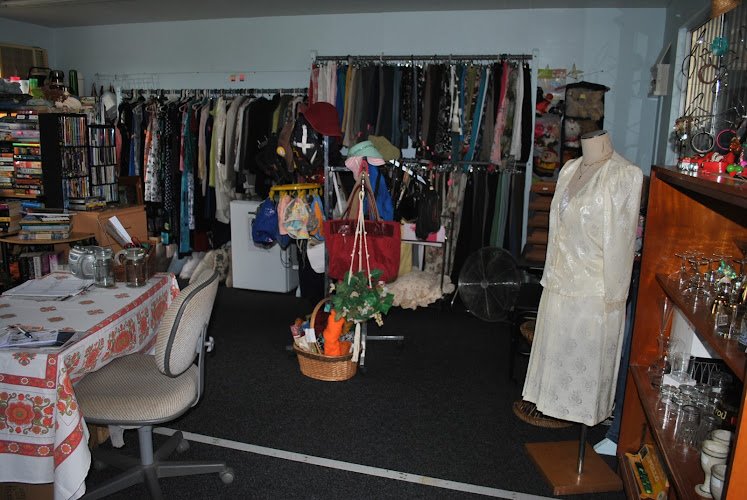 Rollingstone Community Centre charity shop - charity shop in Rollingstone