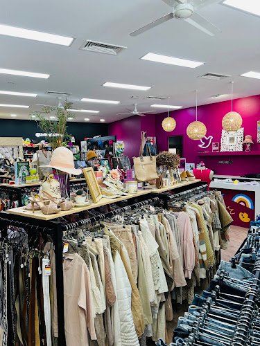 Port Melbourne Uniting charity shop - charity shop in Port Melbourne