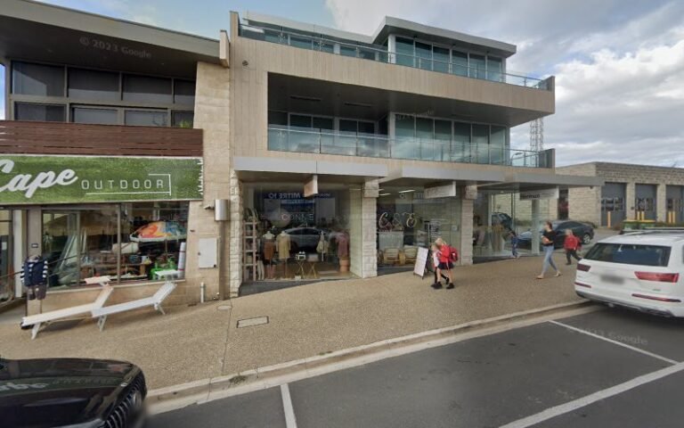 CONNIE Curated Consignment - charity shop in Sorrento