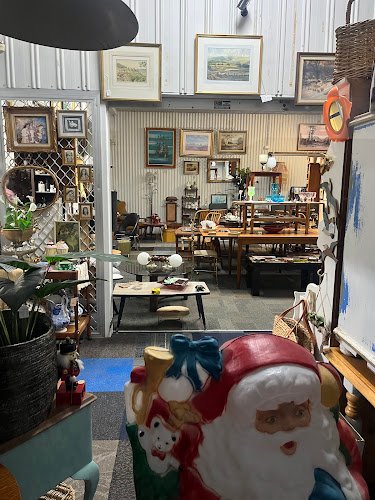 Jenny O & Co’s Utter Clutter - charity shop in Yarragon