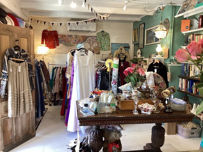 Gently Held Vintage Boutique Warrandyte - op shop in Warrandyte
