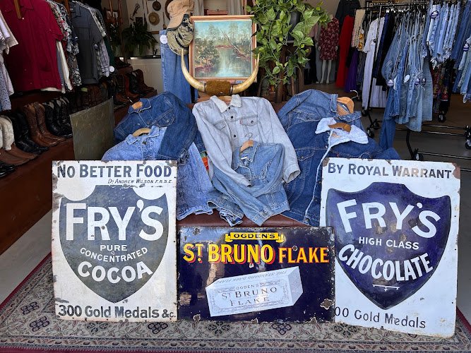Maximum Vintage - op shop in Eumundi
